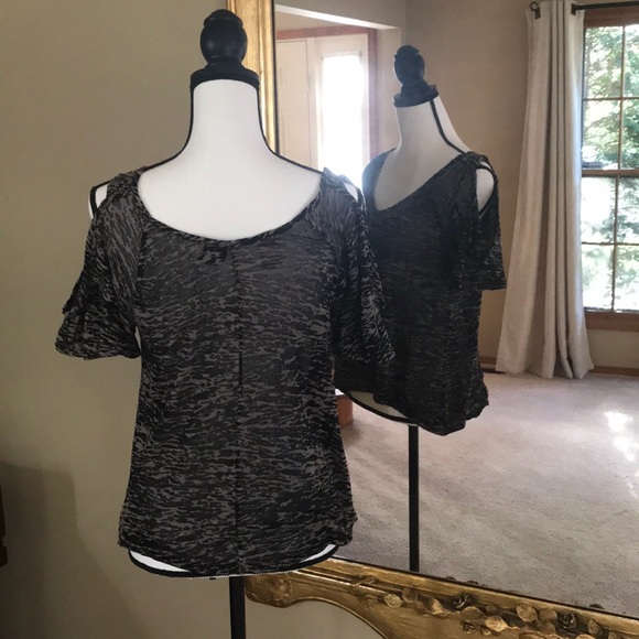 Ethyl peek a boo shoulder Size Small - Picture 3 of 4